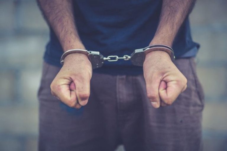 Homem instiga cães contra pessoas, resiste à PM e é detido em Sombrio