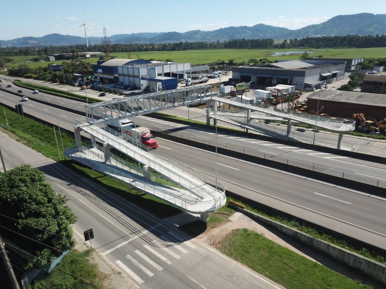 Duas novas passarelas são concluídas pela CCR ViaCosteira na BR-101