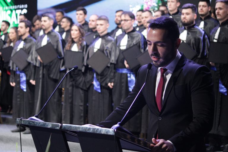 Celebração e emoção marcam noite de formatura da UniSatc