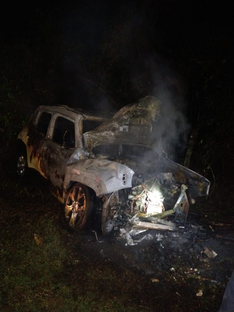 Mulher é resgatada por populares de dentro de carro em chamas