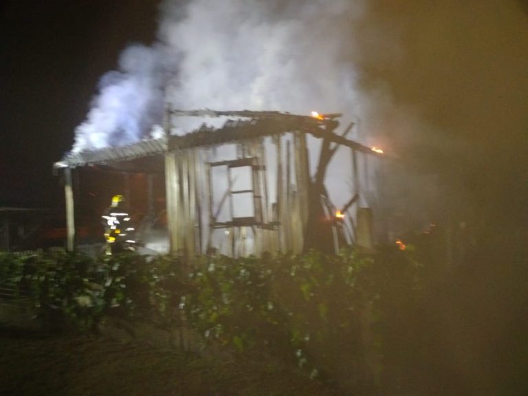 Casa de madeira é destruída por incêndio em Araranguá