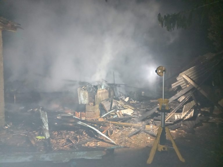 Incêndio em duas casas deixa rastro de destruição em Jacinto Machado