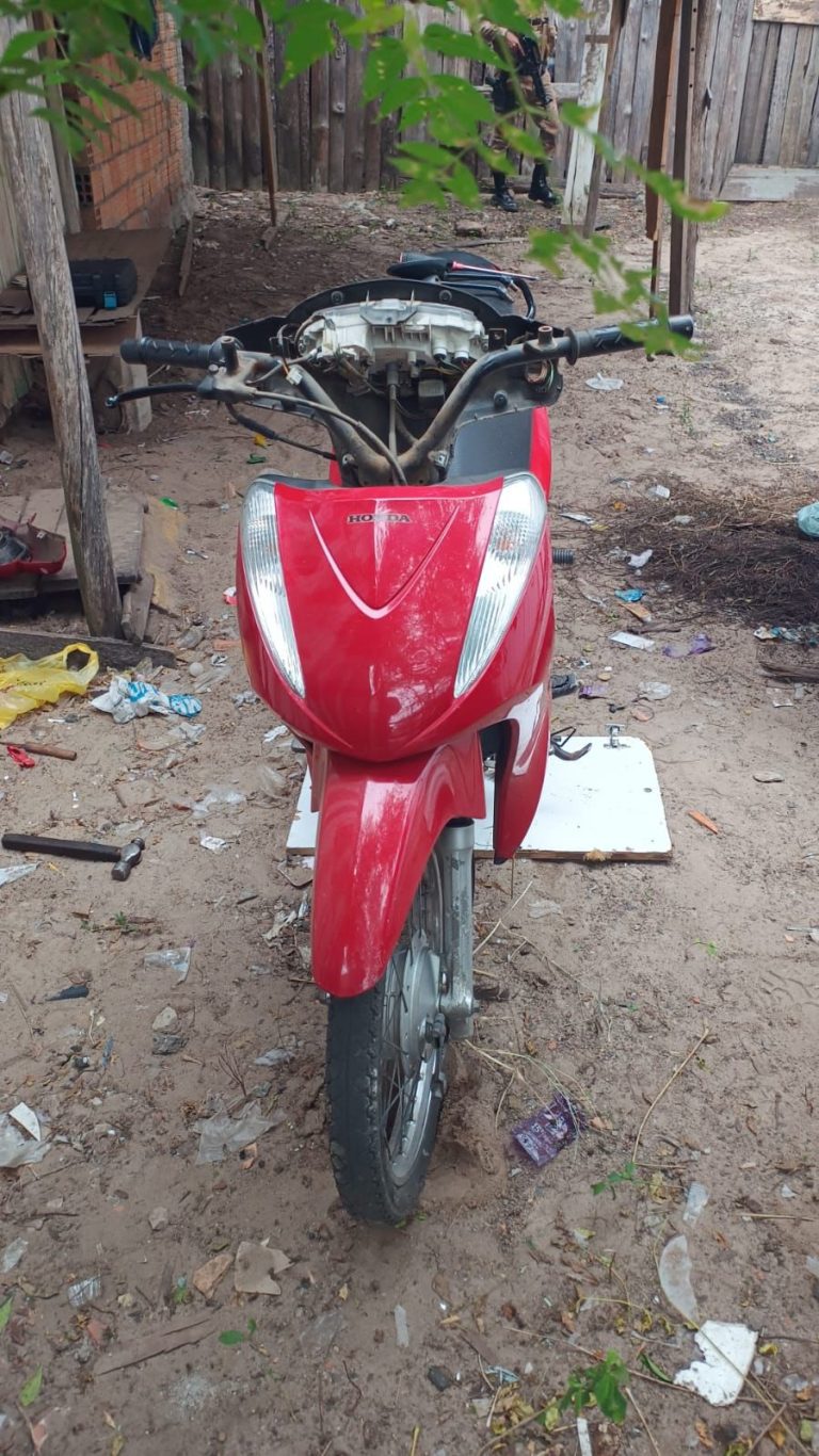 PM flagra moto furtada sendo desmontada por suspeitos em Araranguá