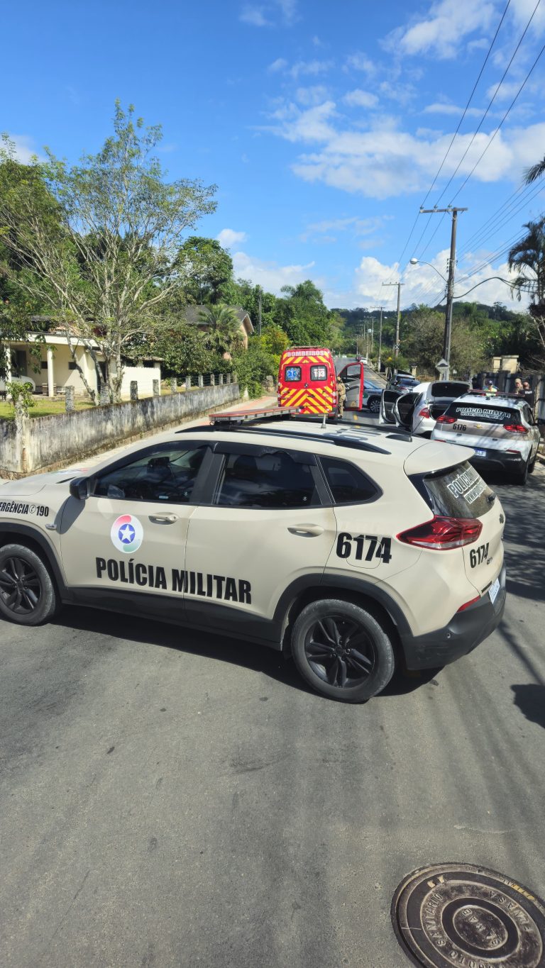 Motorista joga veículo contra policiais  durante perseguição em Urussanga