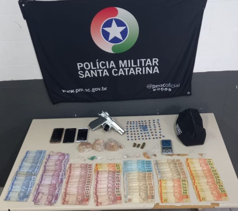 Casal é flagrado com simulacro de arma, drogas e dinheiro em Criciúma