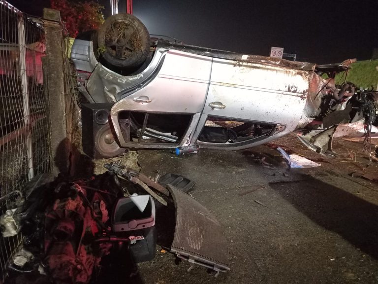 Carro fica destruído em acidente na marginal da BR-101, em Sombrio