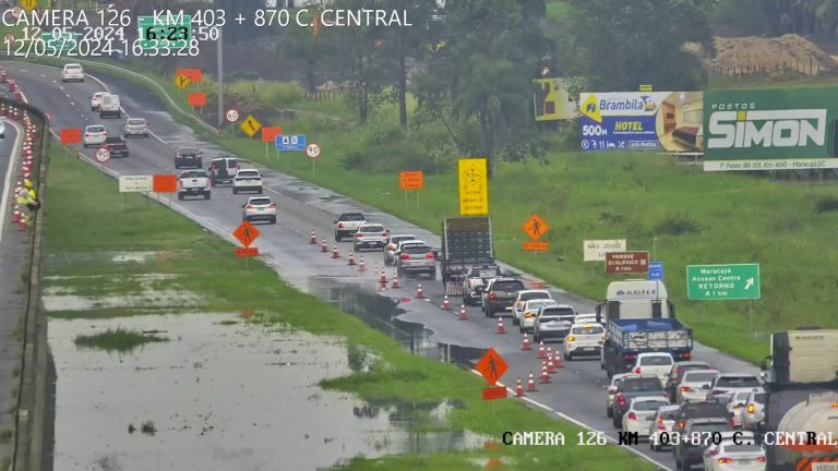 Chuva alaga pista da BR-101 e causa congestionamento em Araranguá