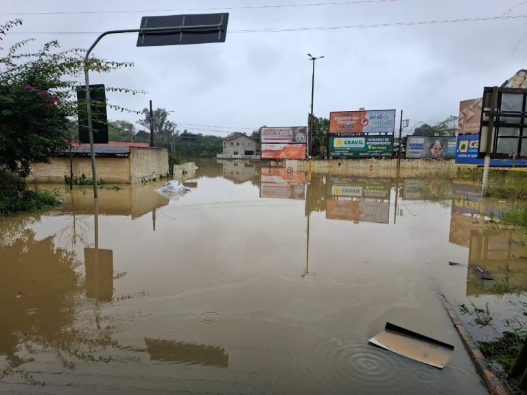 Chuvas em SC: 20 municípios têm ocorrências e Rio do Sul decreta emergência