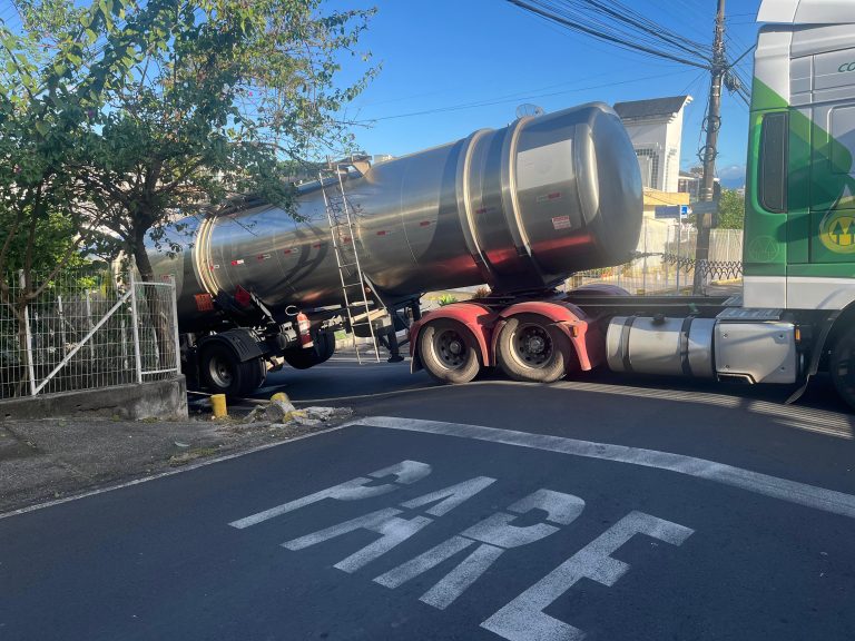 (Vídeos) Caminhão acessa local proibido e fica trancado em rua de Criciúma