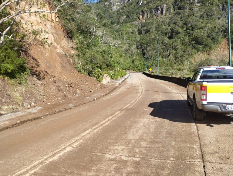 Pista é totalmente liberada após queda de barreira na SC-390