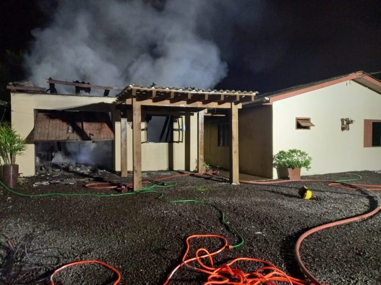 Garagem de casa é atingida por incêndio em Jacinto Machado