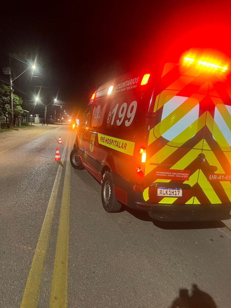 Jaguaruna: motociclista e caroneira ficam feridos após sofrerem queda