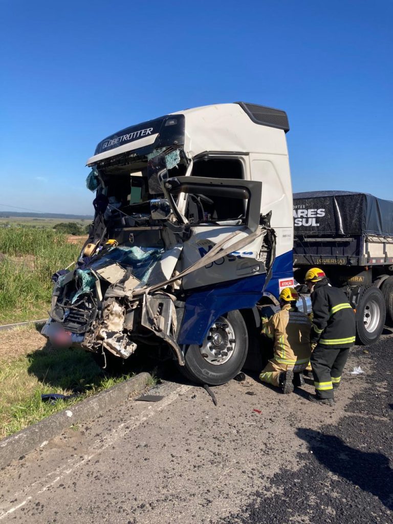 Homem fica preso às ferragens em colisão entre carreta e caminhão na BR-101