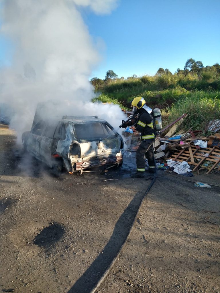 Veículo é tomado pelas chamas em Criciúma