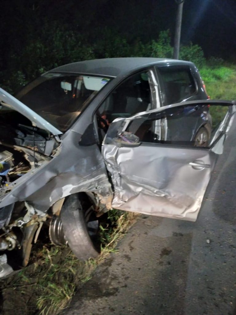 Colisão entre carro e caminhão deixa mulher presa em ferragens em Araranguá