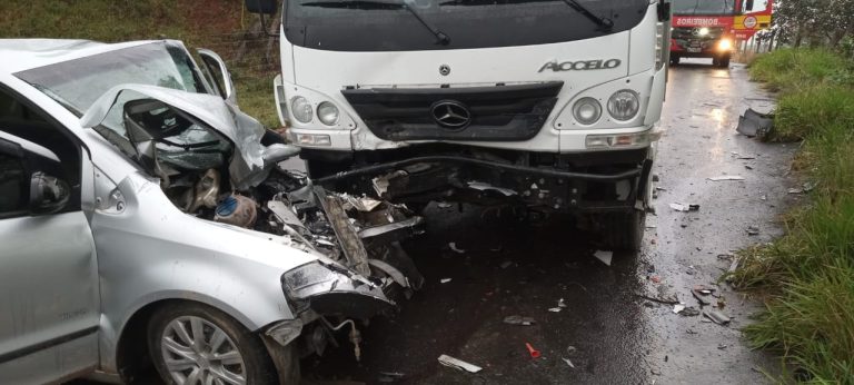 Colisão entre carro e caminhão deixa motorista preso às ferragens