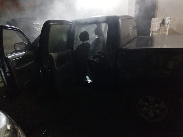 Hilux pega fogo estacionada na garagem