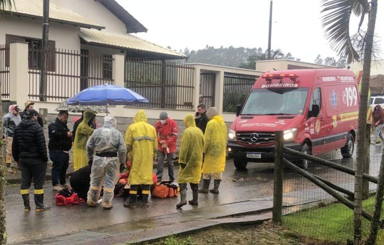 Homem cai de carroceria de veículo em movimento e fica ferido