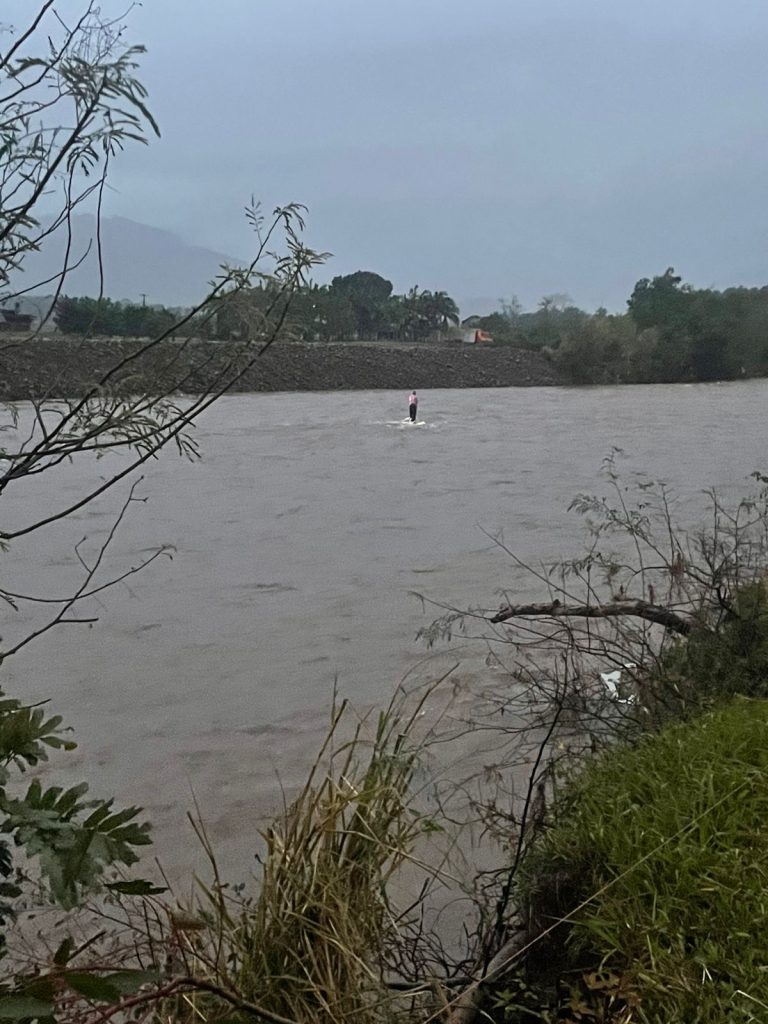 Veículo cai em rio e bombeiros resgatam vítima em Praia Grande