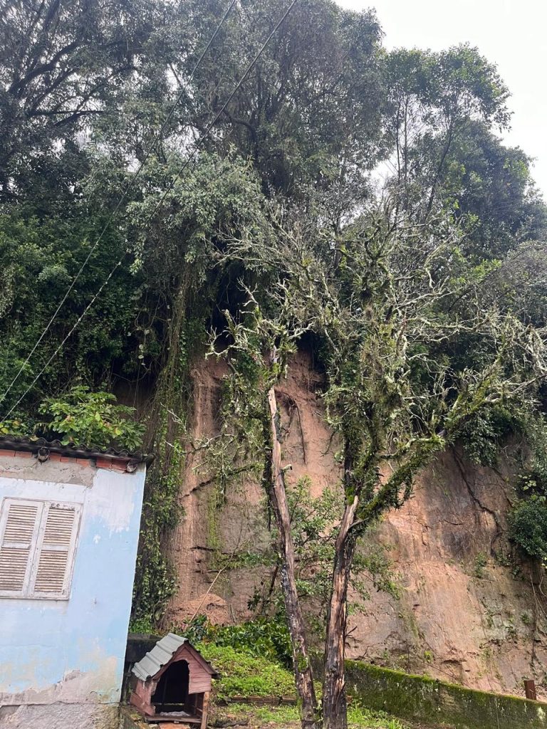 Família é orientada a abandonar casa por risco de deslizamento em Criciúma