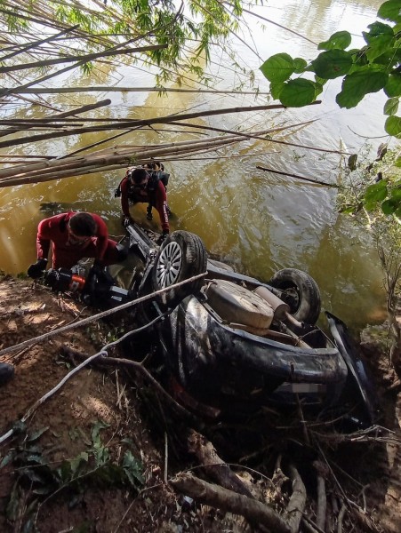 Corpo é encontrado dentro de veículo submerso em Tubarão