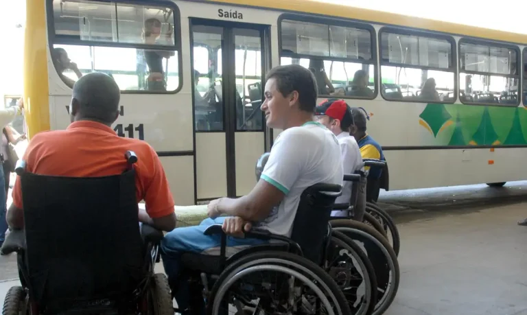“Cidades são hostis às pessoas com deficiência”, afirma secretária