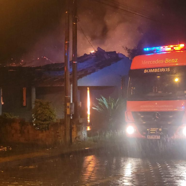Incêndio deixa residência destruída em Sangão