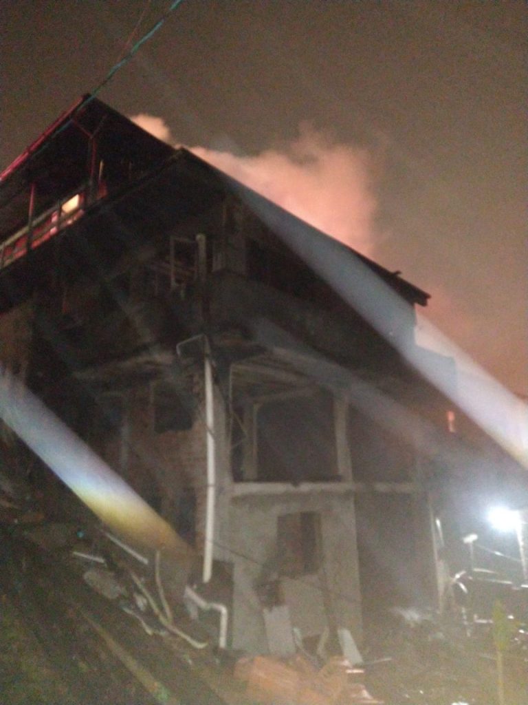 Casa é destruída por incêndio e moradores sofrem intoxicação em Criciúma