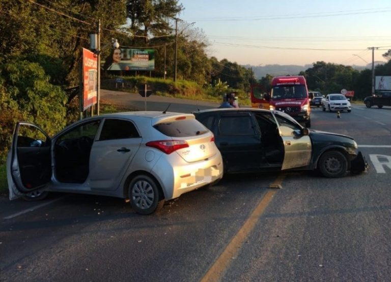 Mulher fica ferida após colisão entre carros em Orleans