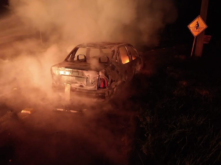Içara: Motorista abandona carro no acostamento pegando fogo
