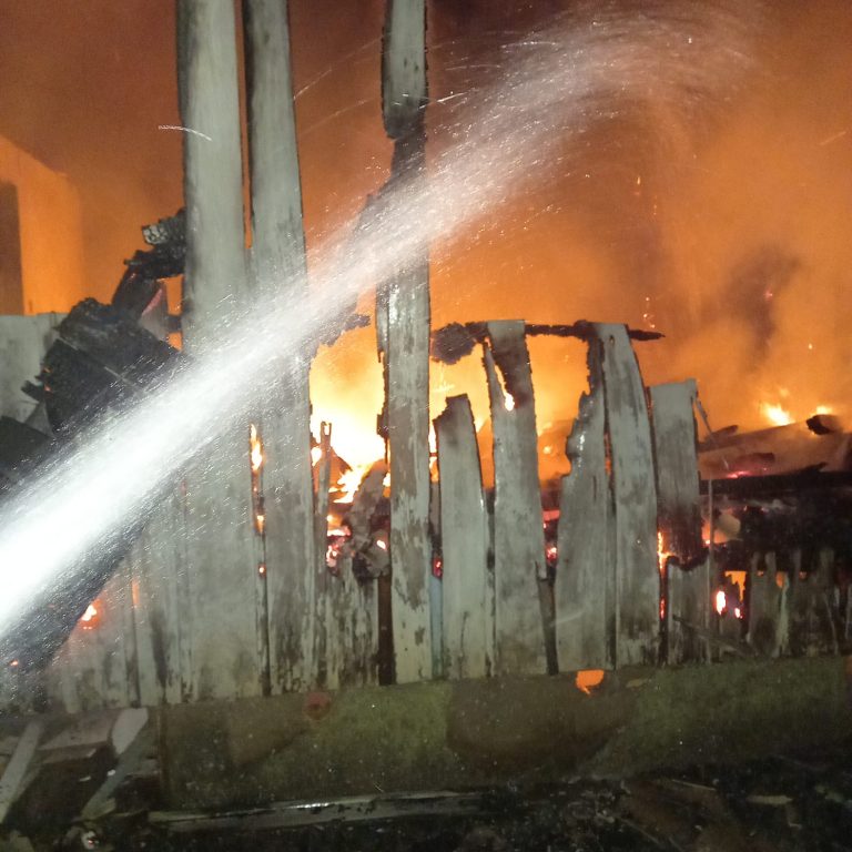 Residência de venezuelanos é destruída por incêndio em Içara