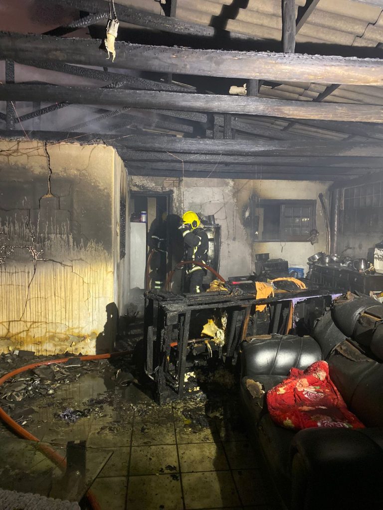 Incêndio atinge residência em Balneário Arroio do Silva