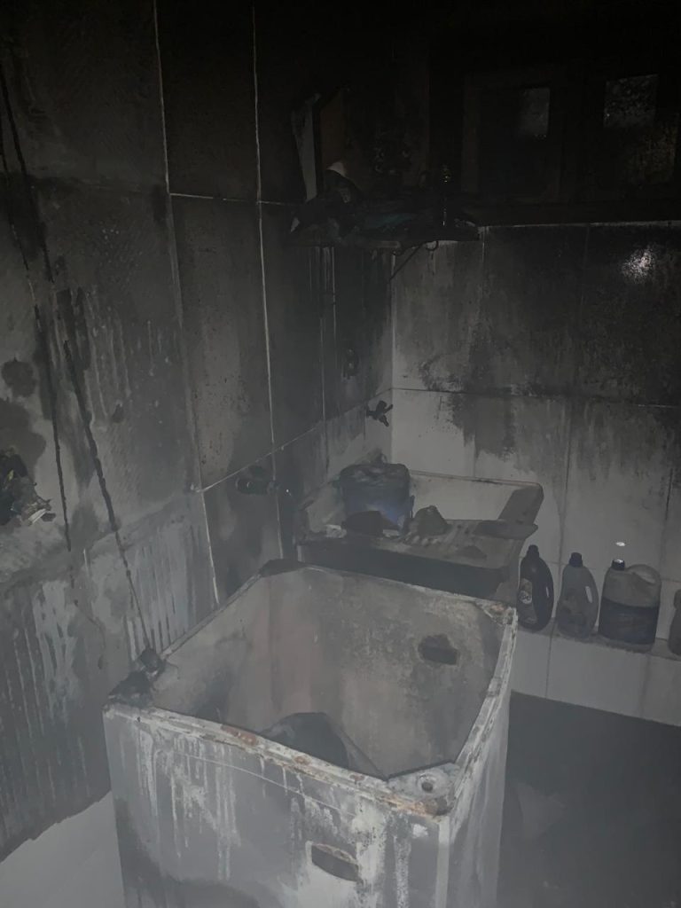 Bombeiros combatem incêndio em residência durante a madrugada