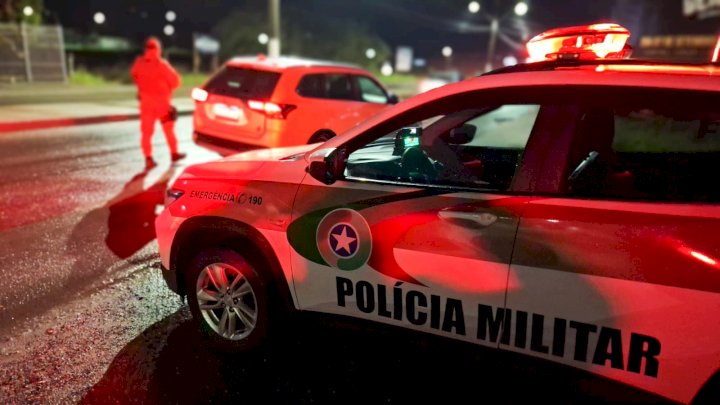 Suspeitos de tráfico fogem deixando para trás drogas e dinheiro