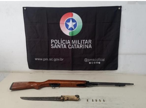 Com ajuda de cão farejador PM encontra arma de fogo em Araranguá
