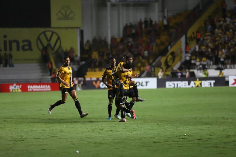 Tigre bate o JEC e segue na liderança do Catarinense