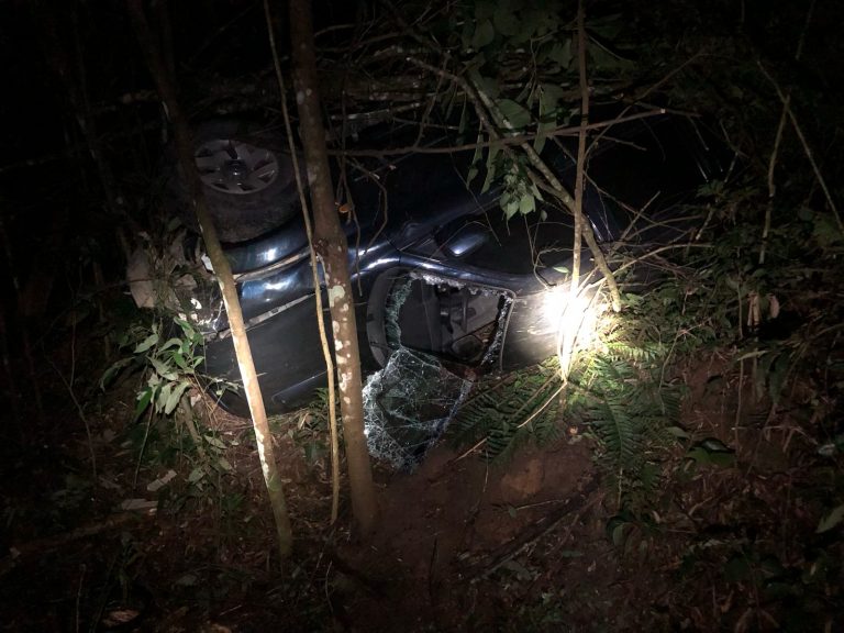 Acidente faz veículo despencar em barranco no município de Urussanga
