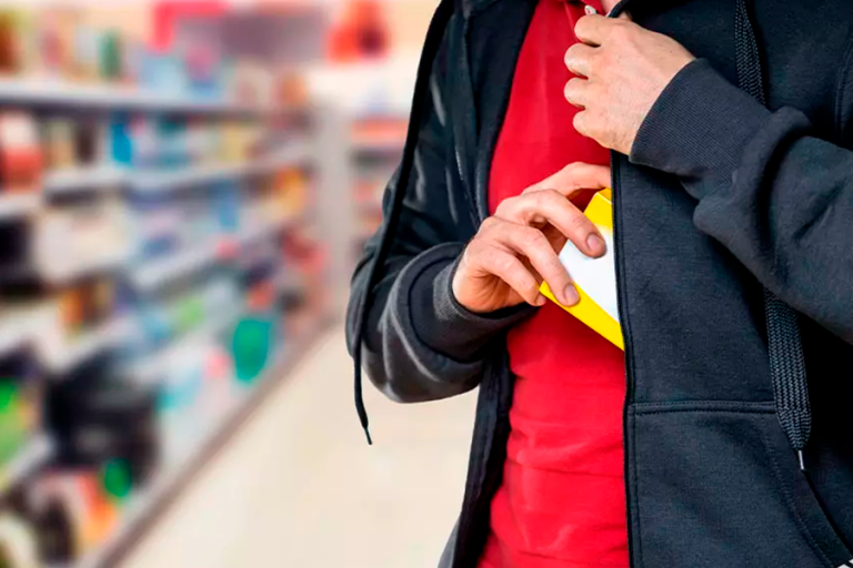 PM prende mulher em flagrante por furto em supermercado