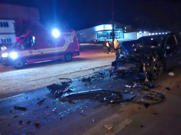 Acidente entre carro e carreta deixa veículo destruído