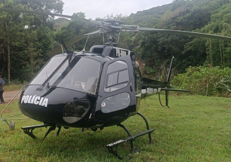 Mulher tenta ajudar a empurrar carro, mas tem perna esmagada