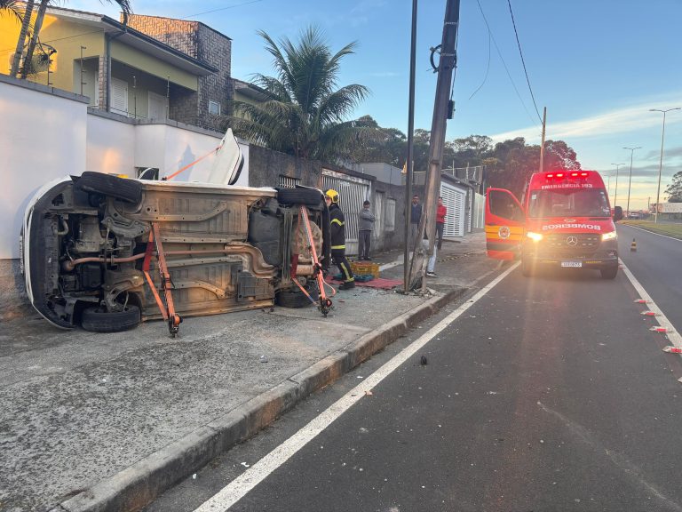 Motorista fica presa dentro do veículo em acidente na Via Rápida
