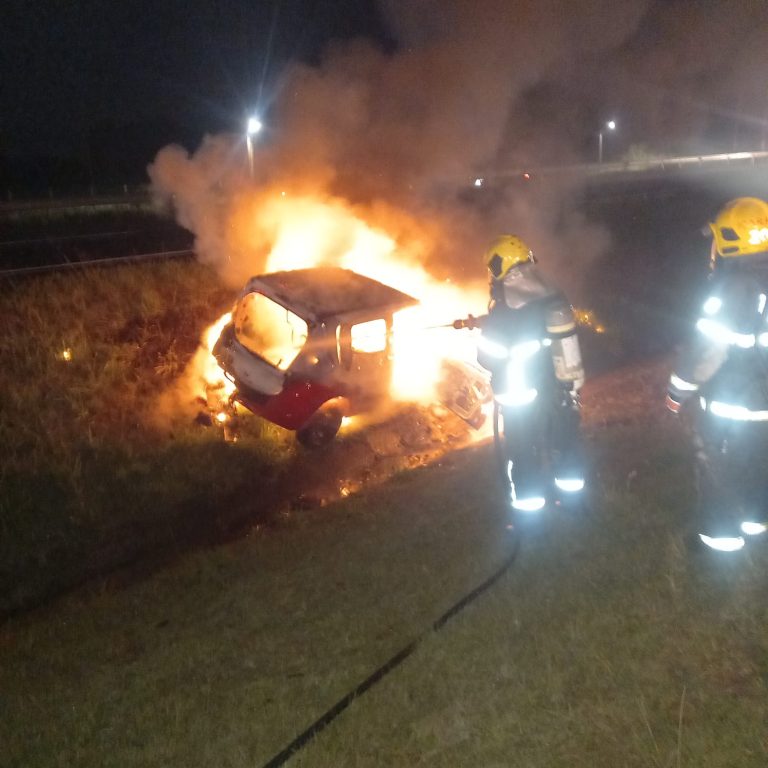 Idoso colide em caçamba e carro pega fogo em Içara