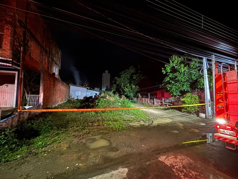 Bombeiros controlam incêndio em casa abandonada