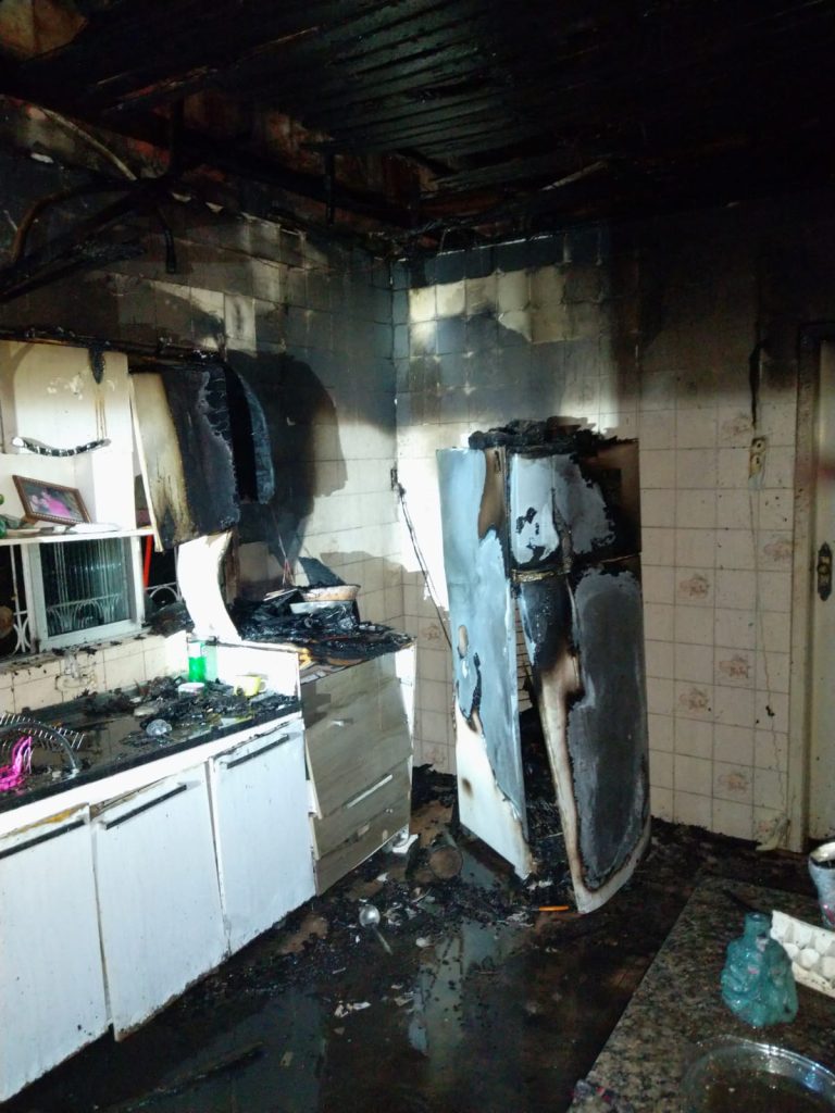 Incêndio consome cozinha de residência no Minera Nova