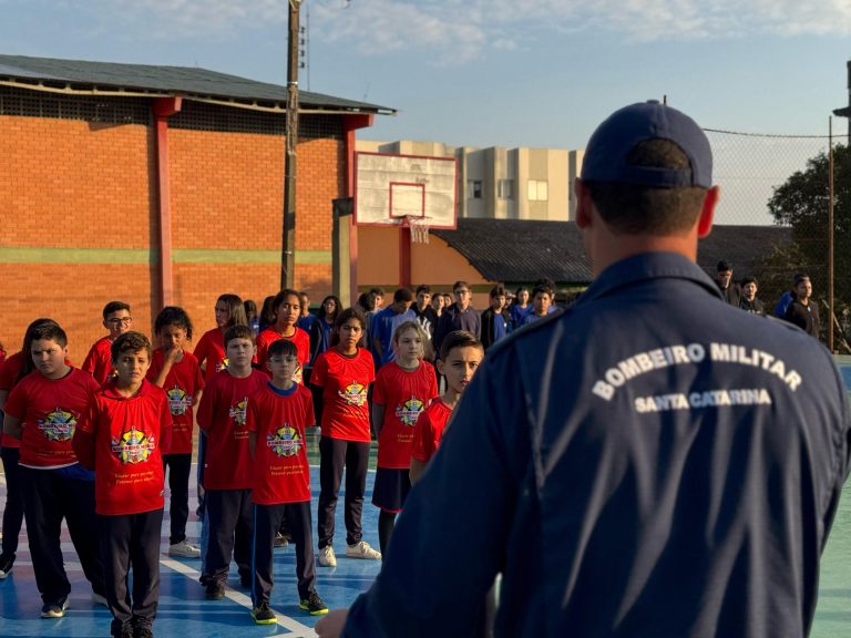 Programa Bombeiro Mirim forma 15 alunos