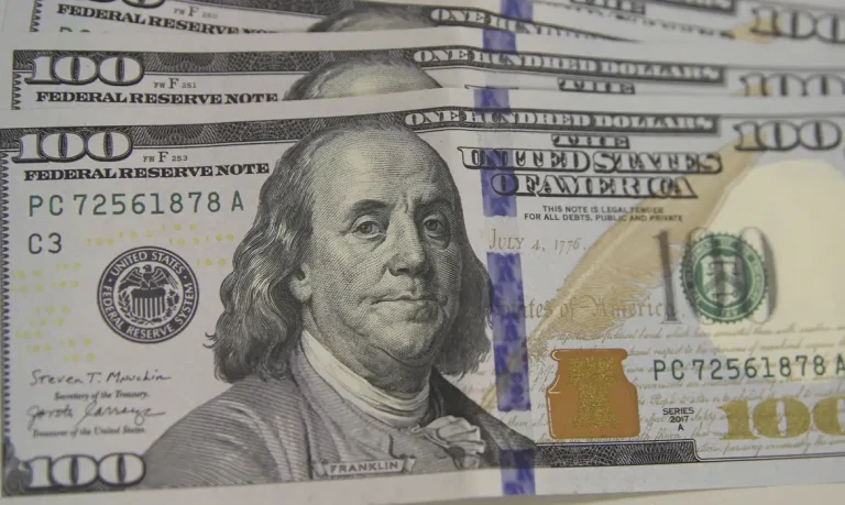 Dólar sobe para R$ 5,56 puxado pelo mercado externo