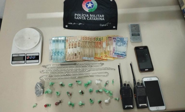Jovem é preso com drogas, dinheiro e rádio comunicadores em Braço do Norte
