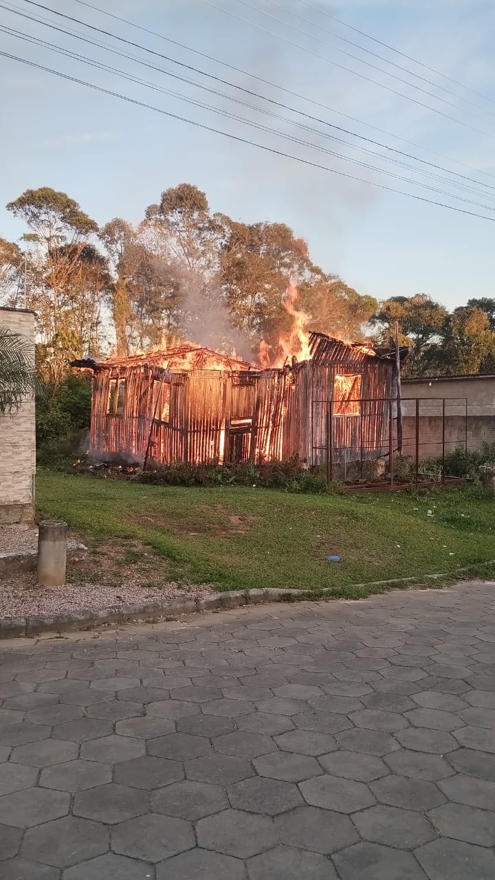 Bombeiros combatem incêndio em casa abandonada