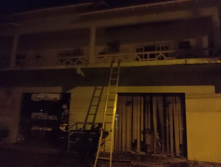 Prédio de dois andares é consumido pelo fogo no Sul