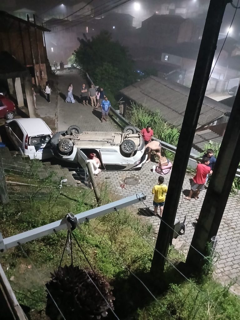 Carro capota em bairro de Orleans